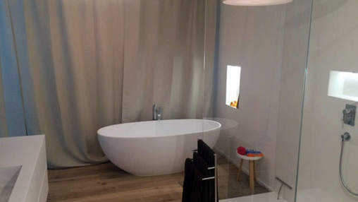 Schönes Kunden-Badezimmer mit der formschönen Mineralguss-Badewanne Piemont Medio